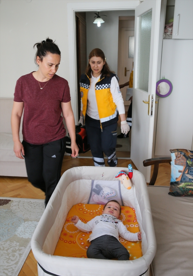 Evde kızına mesaide insanlara hayat veriyor